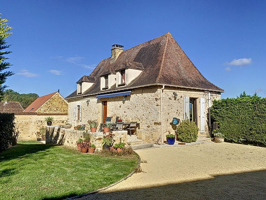 Maison (100m2) avec grange et piscine