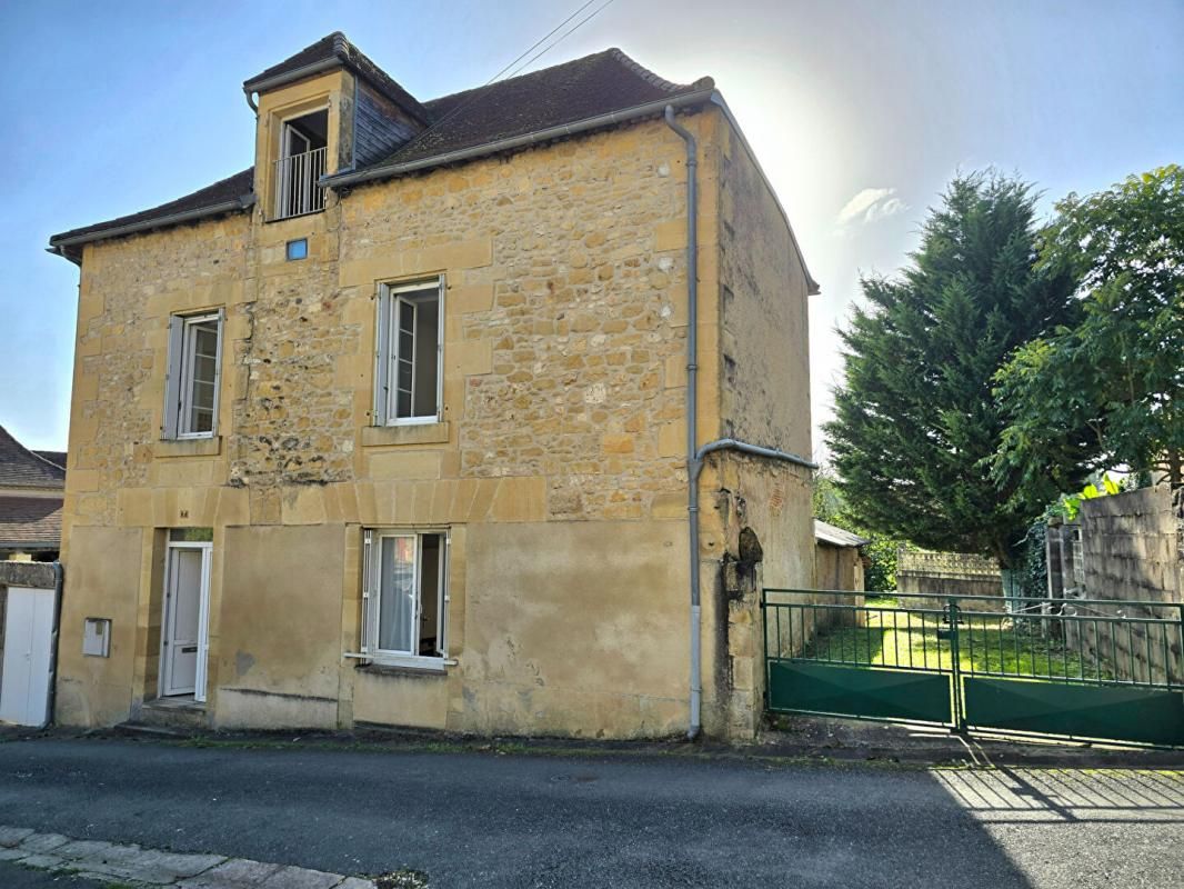 EXCIDEUIL Maison Excideuil type 4, comprenant 2 appartements T3, sur un terrain de 560 m² 2