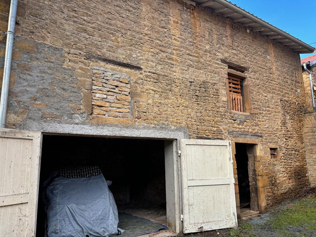 JARNIOUX En exclusivité sur la commune de Jarnioux. Charmante bâtisse en pierres à aménager totalement 2