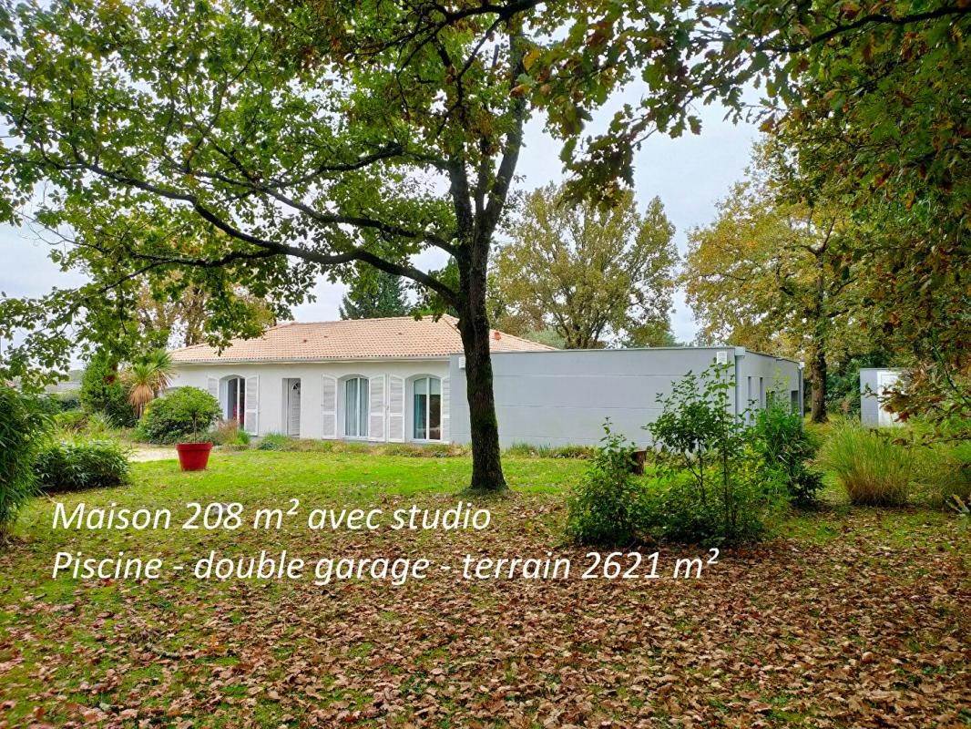 ENSEMBLE 208 m² MAISON + STUDIO - PISCINE - GARAGES AVEC TERRAIN 2621 m²