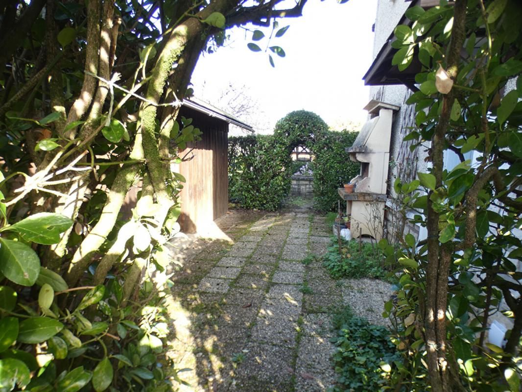 TERRASSON-LAVILLEDIEU Maison Terrasson Lavilledieu 5 pièces 4 chambres 2