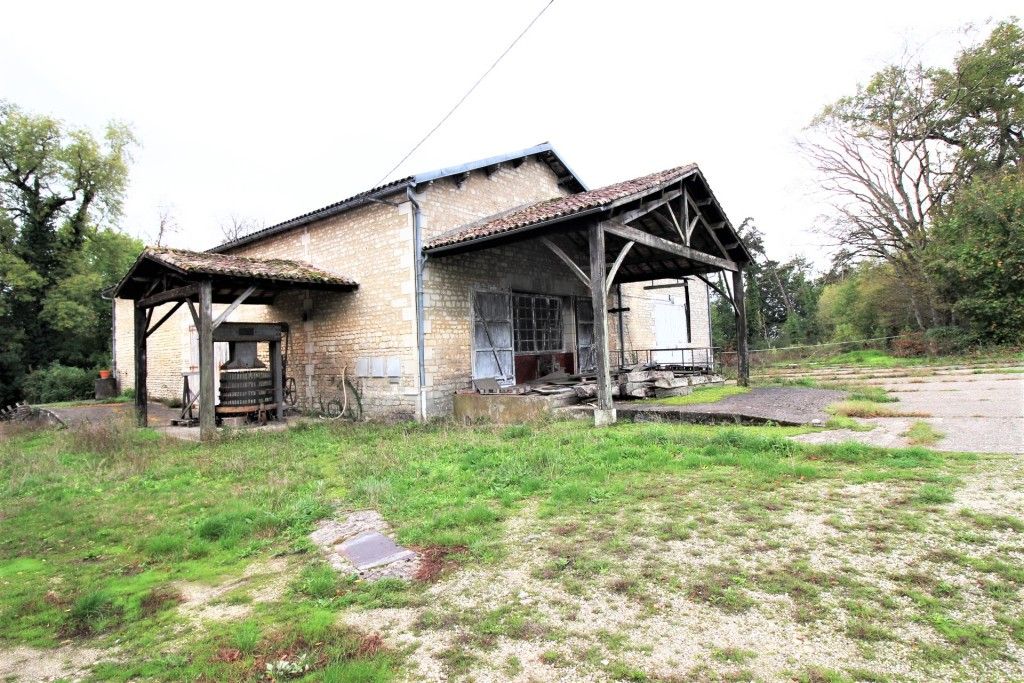 PONS : Anciens chais de 500 m² au sol + 6 ha de terres