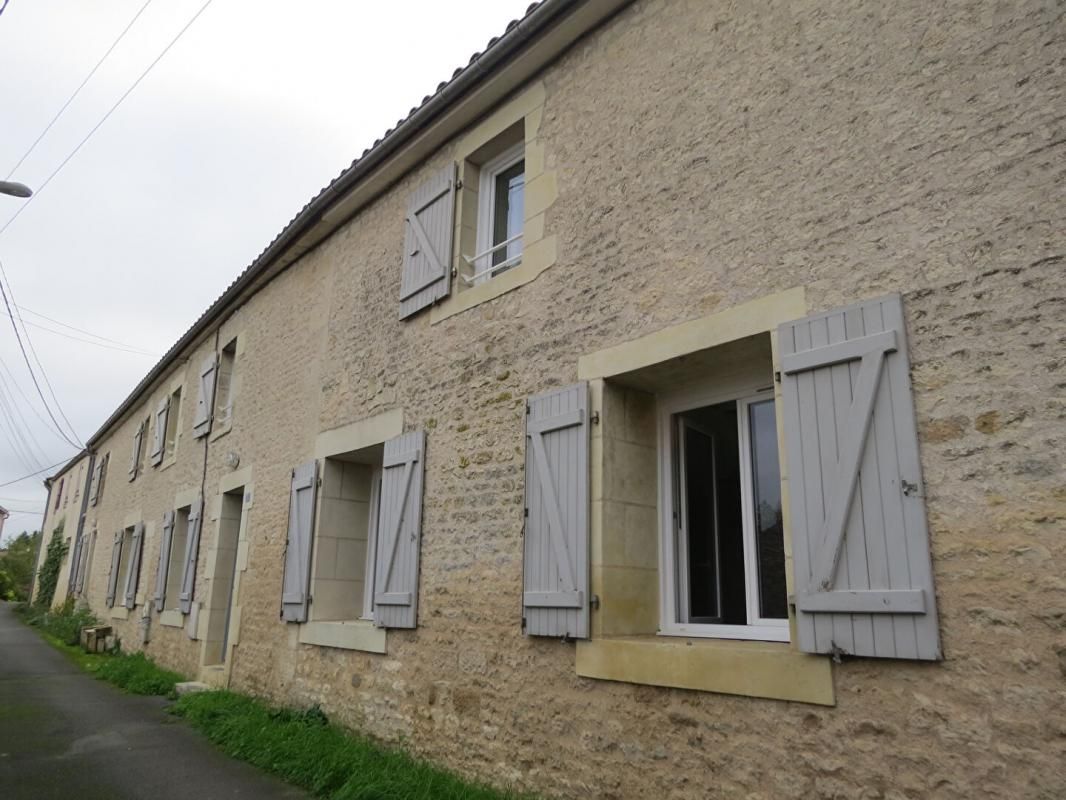 FONTENAY-LE-COMTE Maison familiale en pierres, proche centre ville 1