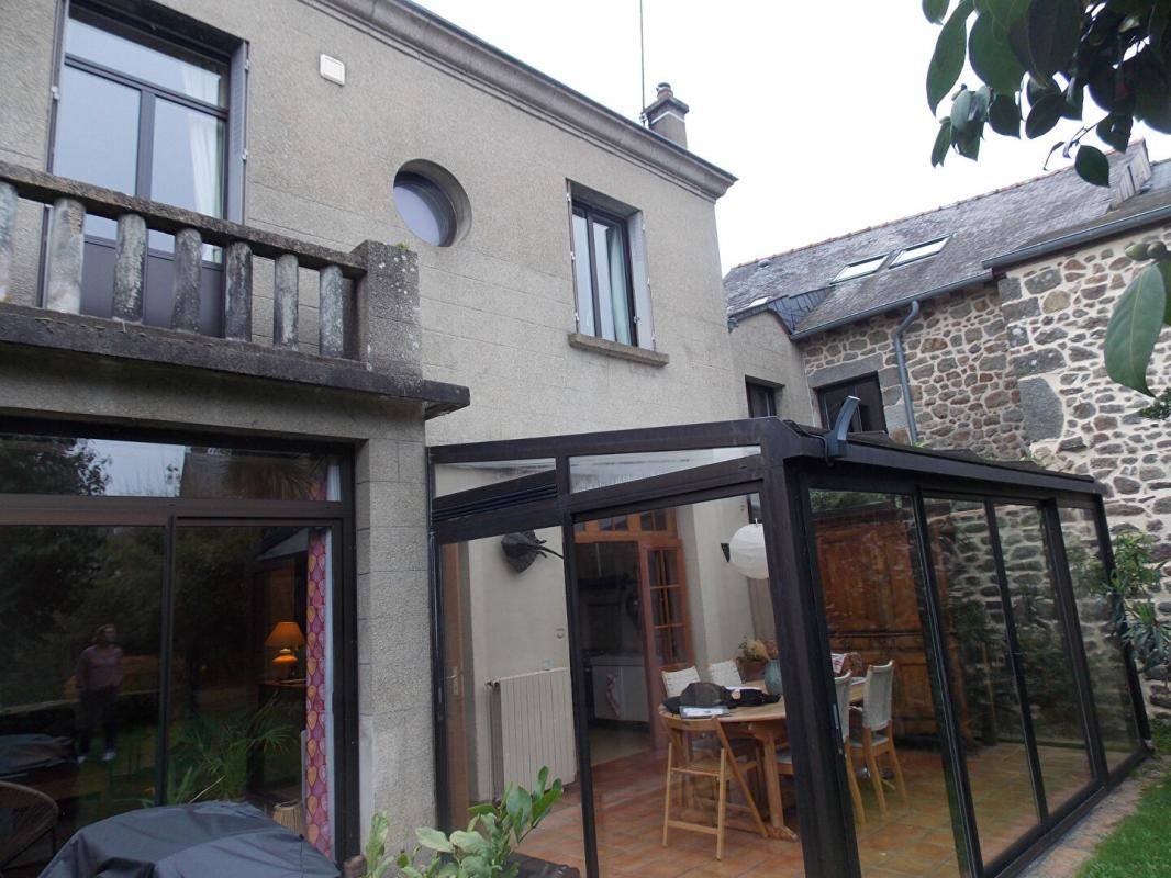 HEDE-BAZOUGES Maison  8 pièce(s) 215 m2 2