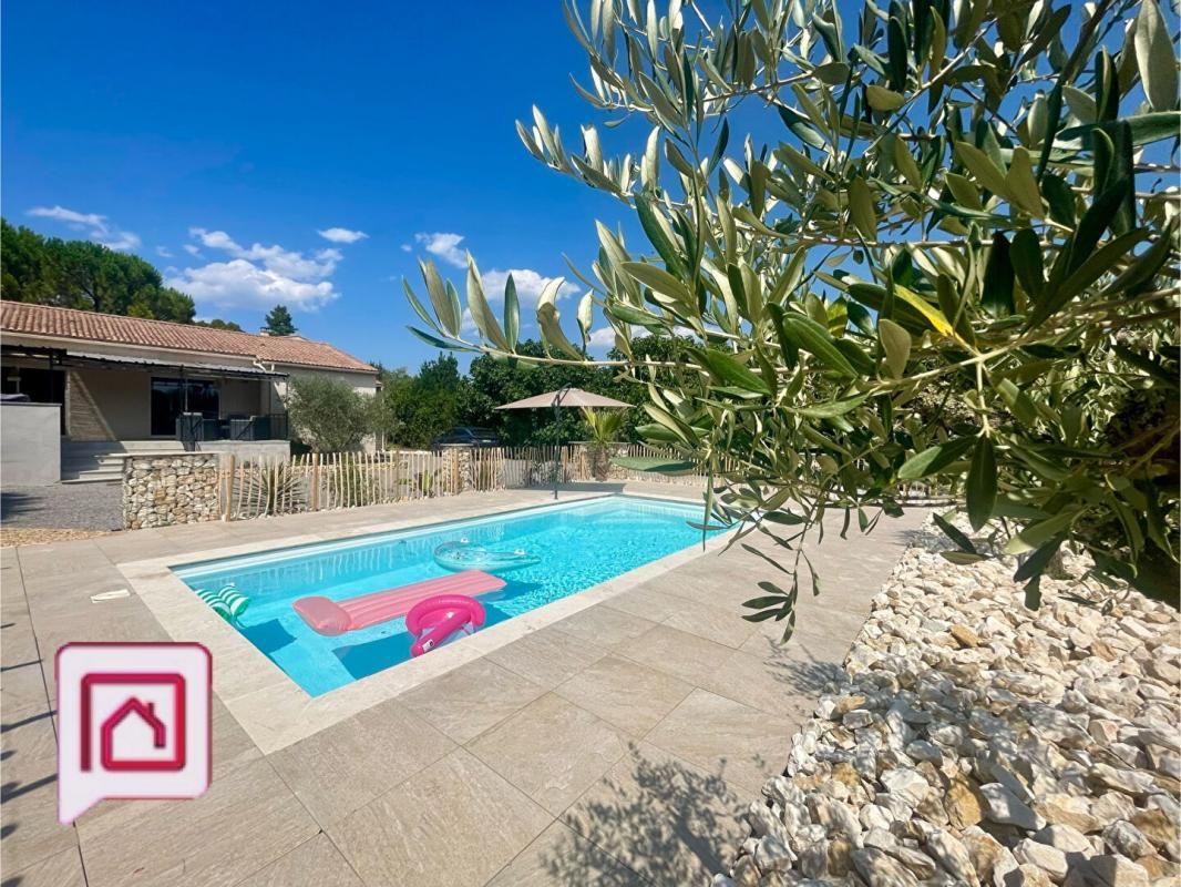 maison familiale de  plain pied avec piscine et studio indépendant