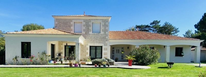 Villa de prestige de 362 m² avec  T1 de 64 M² SUR 7500 M²   817404