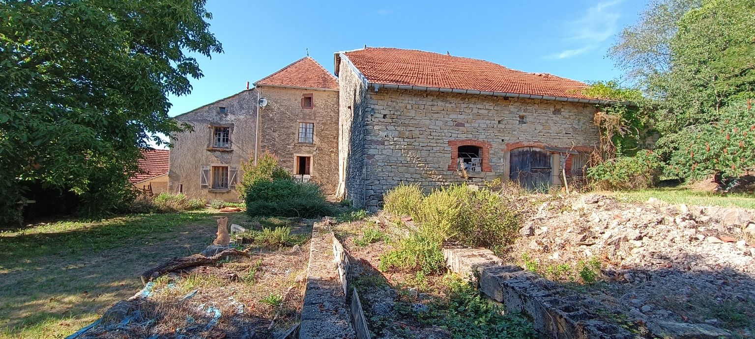 Maison de village, 137m2 , jardin, dépendances