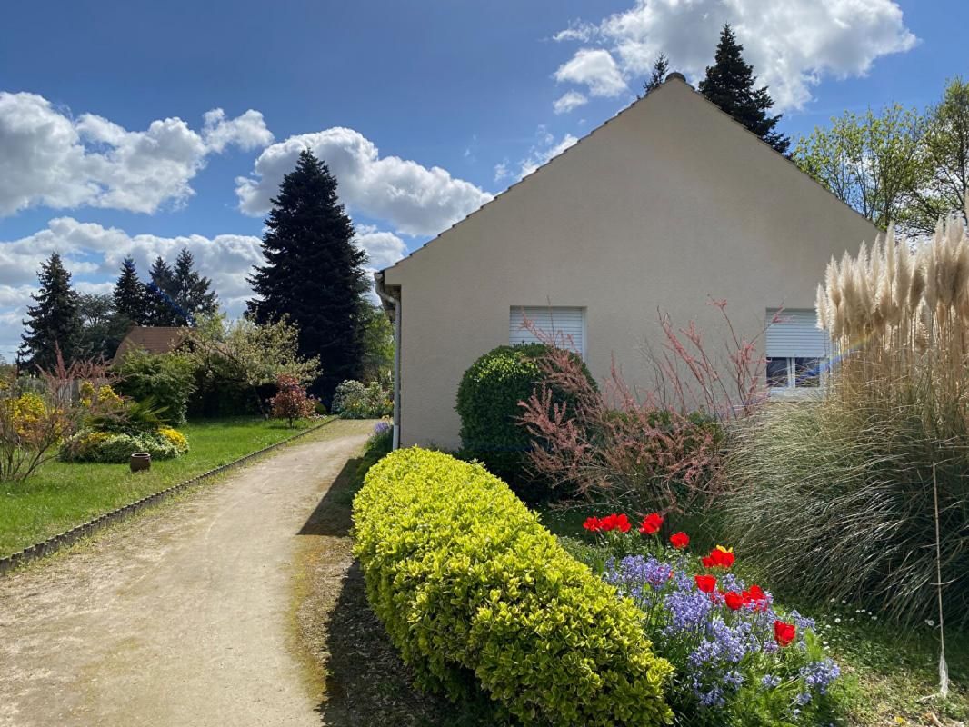 A VENDRE PAVILLON 4 CHAMBRES, GARAGES, Beau TERRAIN de 2087 m2