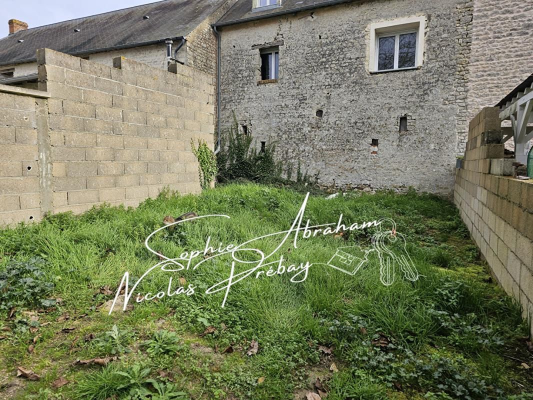 Maison à finir de rénover avec jardin