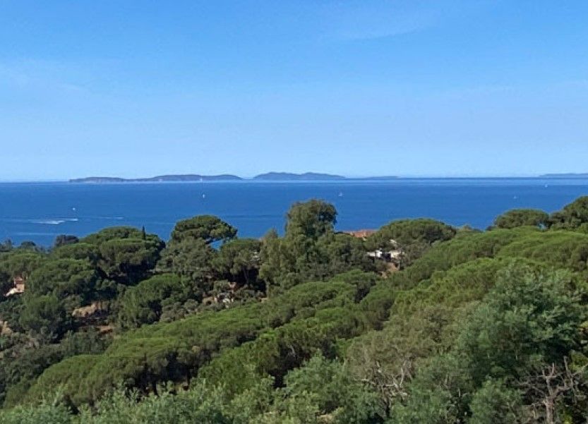 Dans le golfe de SAINT TROPEZ : LA CROIX VALMER