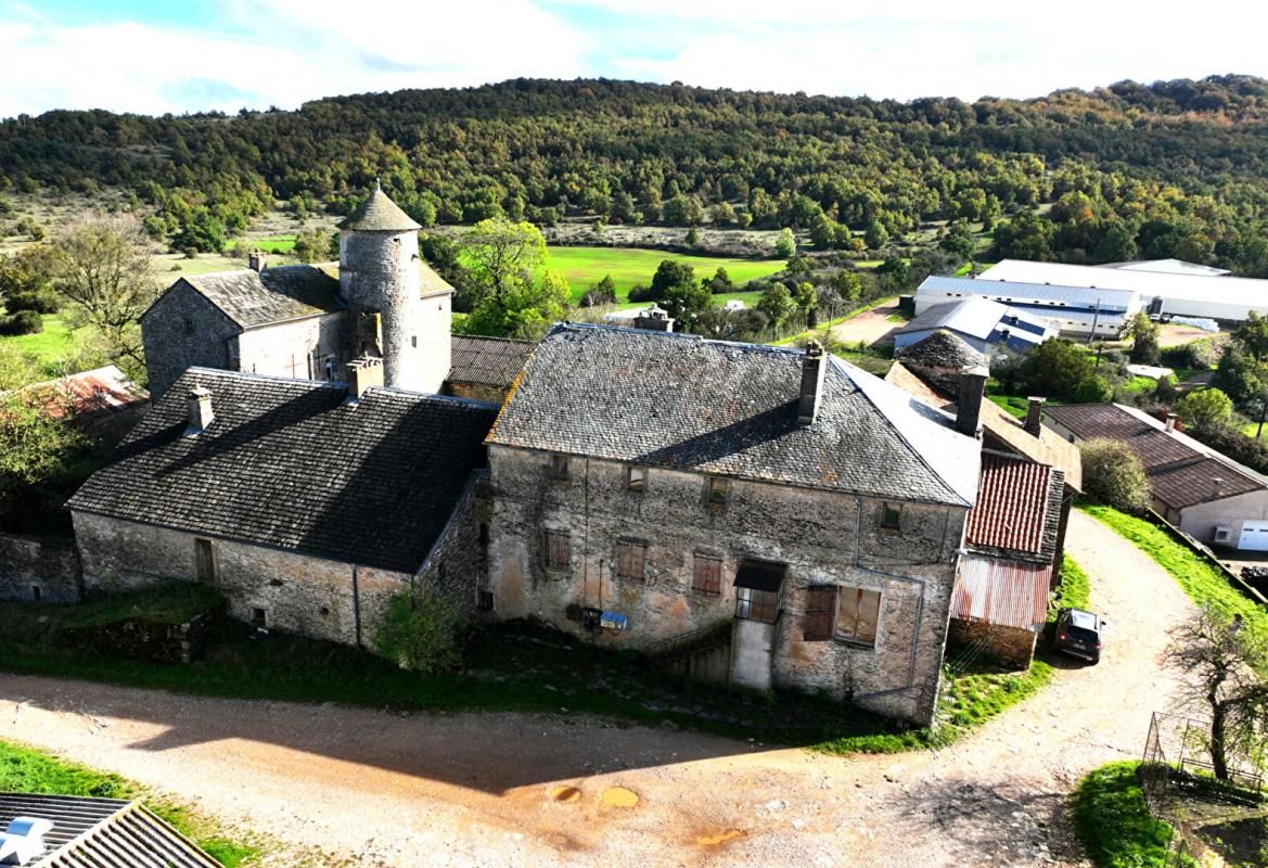 LA COUVERTOIRADE Corps de ferme de 540 m2 + annexes, sur 3700 m2 2