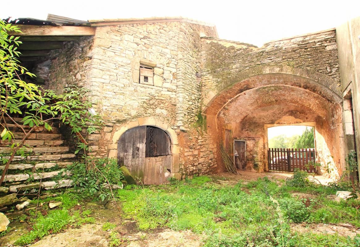 LA COUVERTOIRADE Corps de ferme de 540 m2 + annexes, sur 3700 m2 3