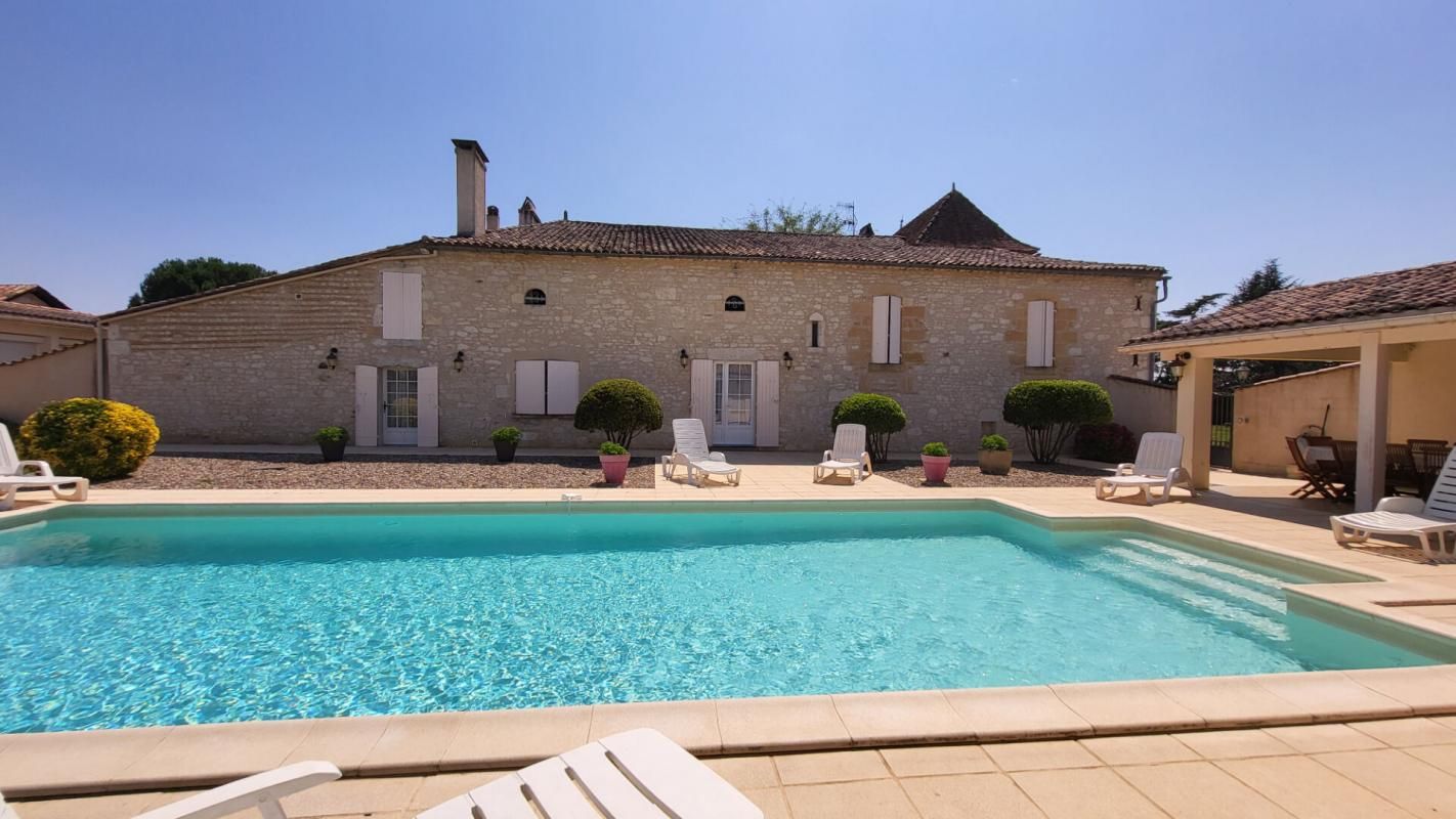 Proche Bergerac Maison de maître  en pierres 17 pièces 10 chambres   2ha 300