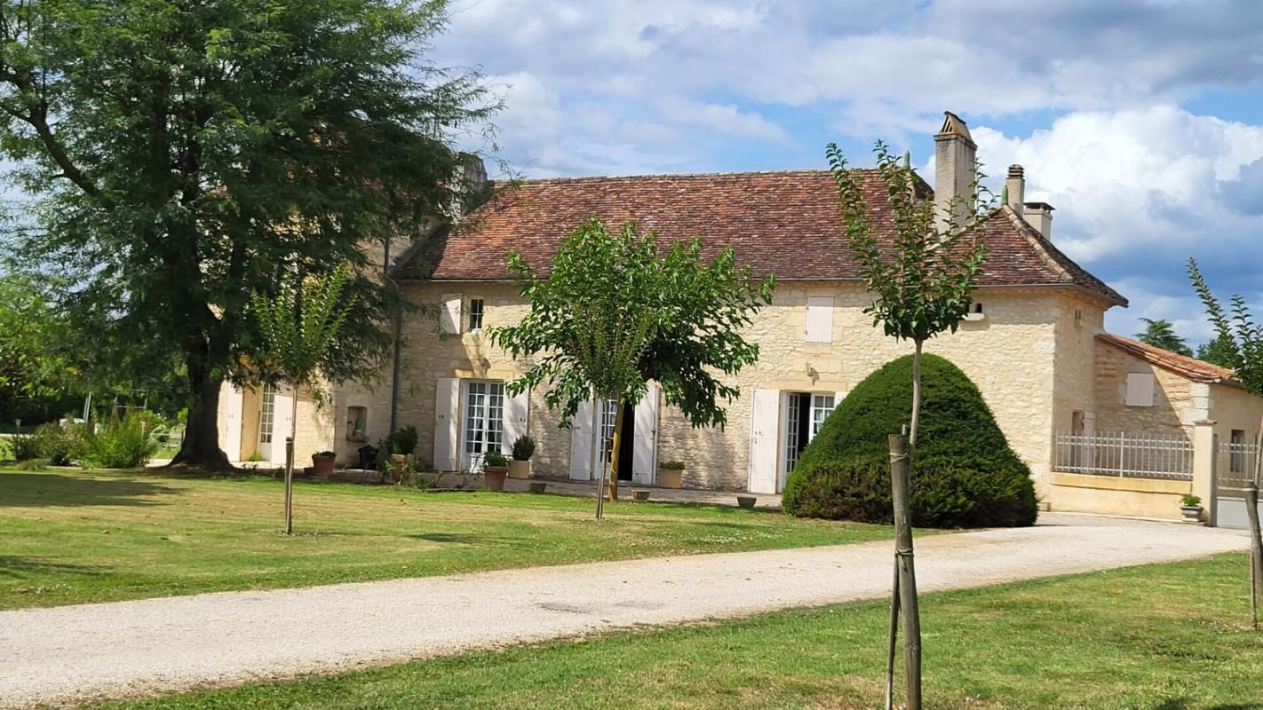 BERGERAC Proche Bergerac Maison de maître  en pierres 17 pièces 10 chambres   2ha 300 2