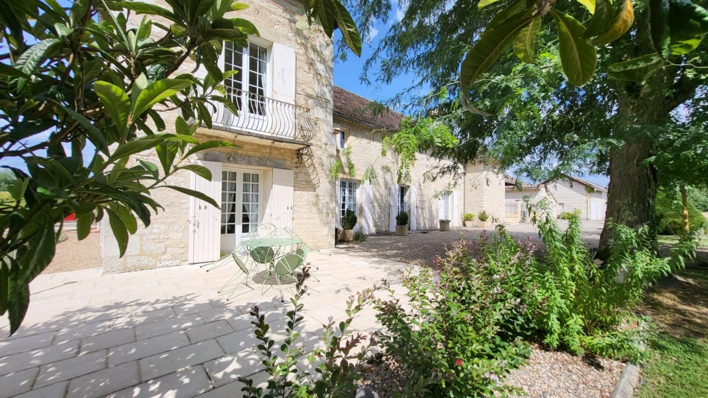 BERGERAC Proche Bergerac Maison de maître  en pierres 17 pièces 10 chambres   2ha 300 3