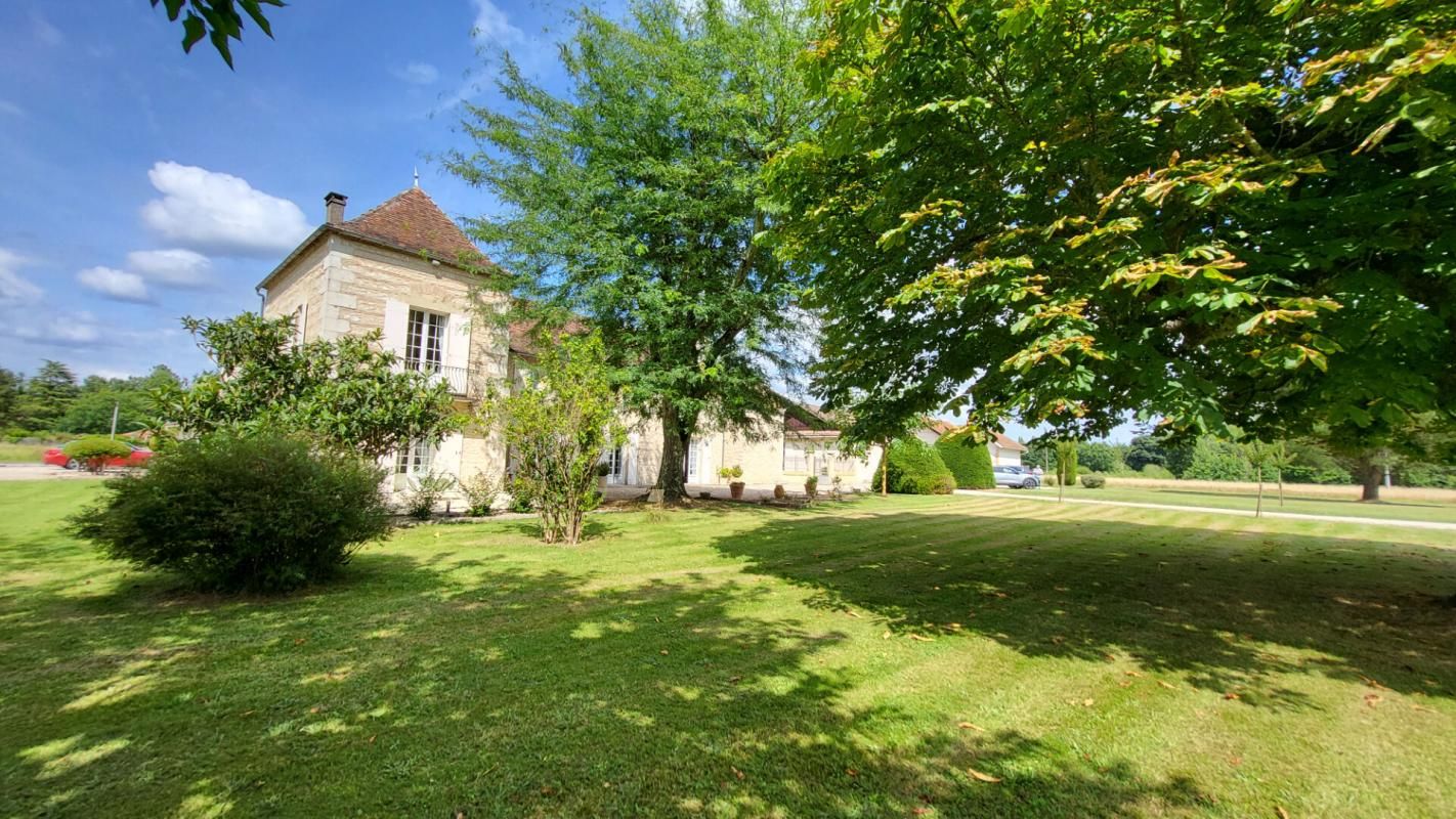 BERGERAC Proche Bergerac Maison de maître  en pierres 17 pièces 10 chambres   2ha 300 4