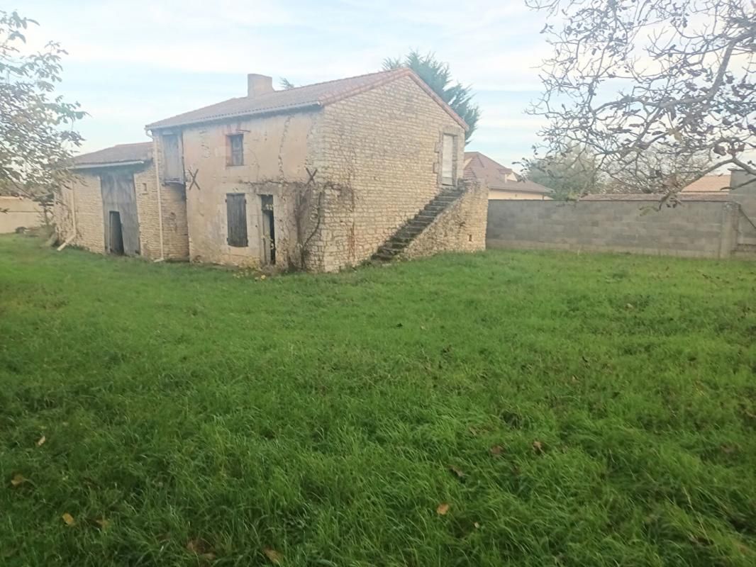 CHAMPIGNY-LE-SEC Maison Champigny En Rochereau 3 pièce(s) 150 m2 4