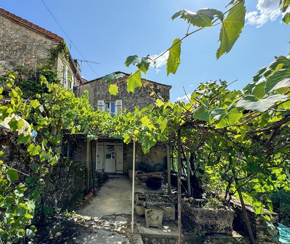 COUZE-ET-SAINT-FRONT Maison de village atypique avec jolie vue,! 3 chambres, jardin et piscine 2