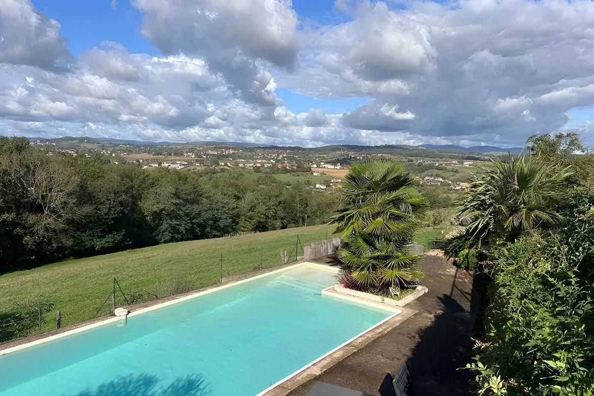 FLEURIEUX SUR L'ARBRESLE. Villa 195 m2 -5 chambres- sur terrain 1656 m2 avec dépendances et piscine