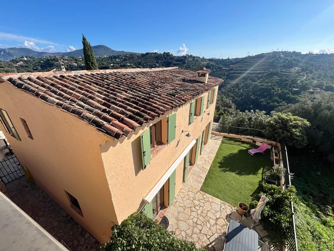 Maison familiale avec vue dégagée à Saint Roman de Bellet