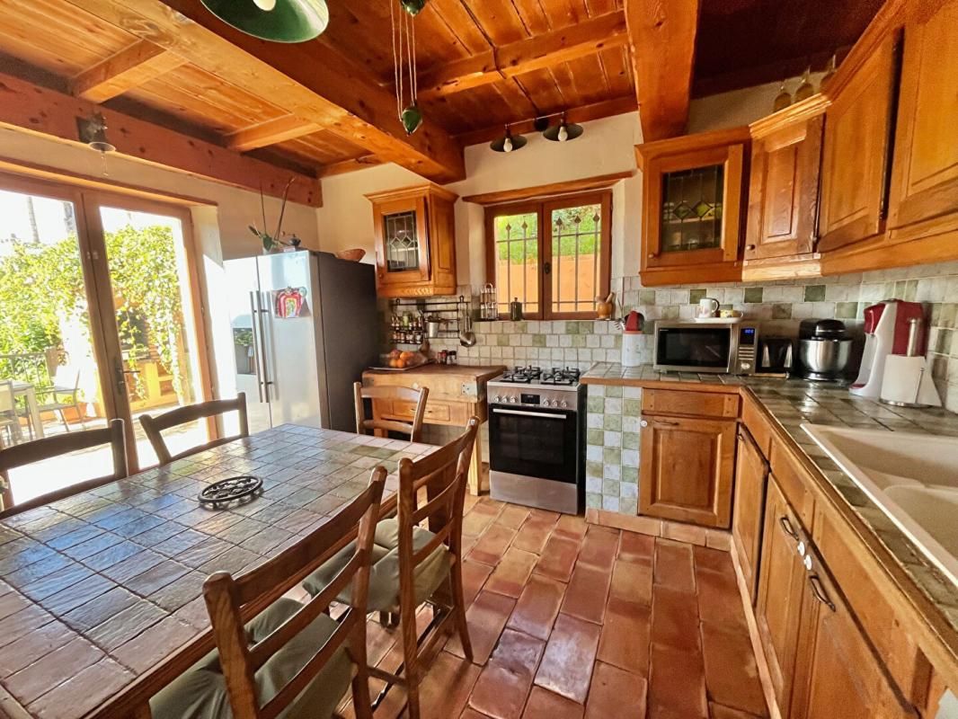 NICE Maison familiale avec vue dégagée à Saint Roman de Bellet 3