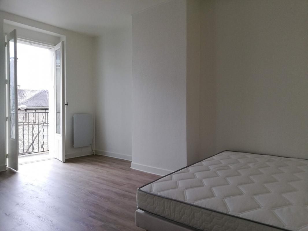 BRIVE-LA-GAILLARDE 30 MIN BRIVE - Souillac Coeur Ville : votre studio de 23m² avec balcon et en parfait état ! 2