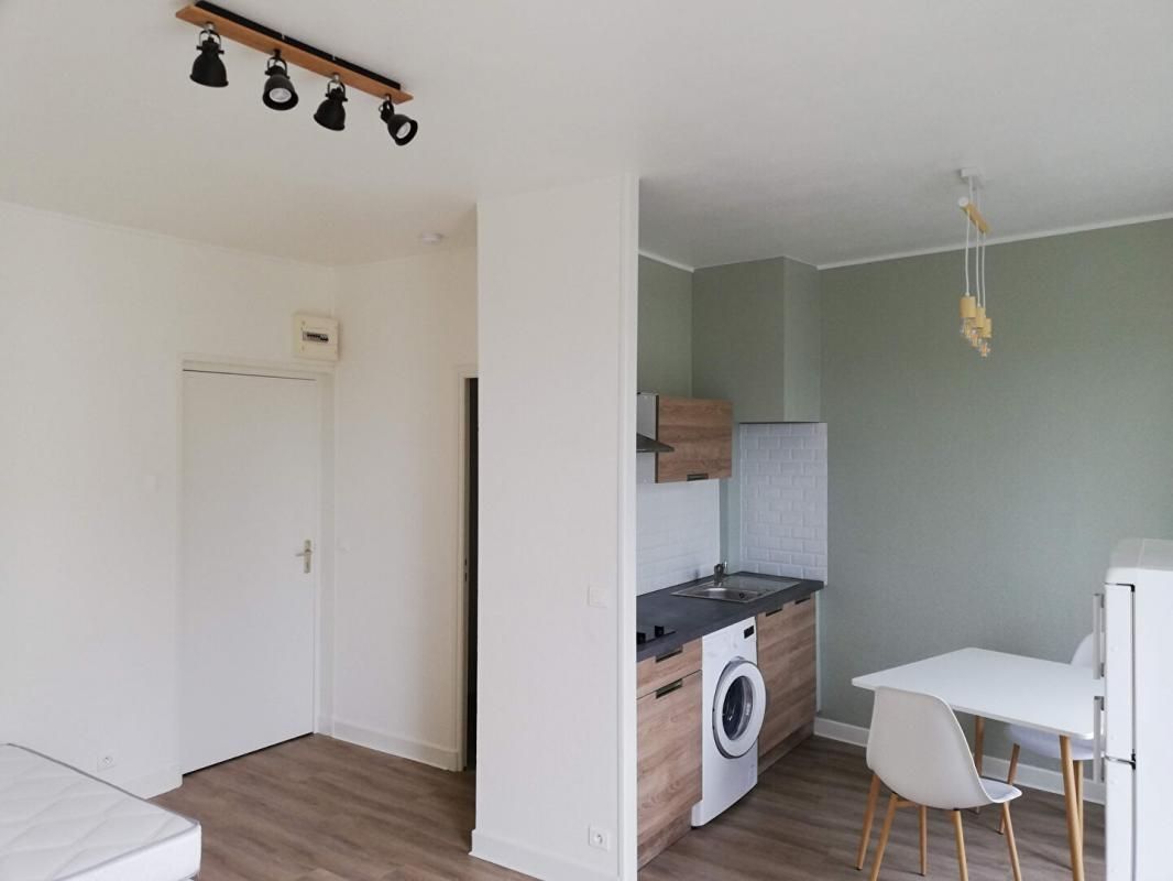 BRIVE-LA-GAILLARDE 30 MIN BRIVE - Souillac Coeur Ville : votre studio de 23m² avec balcon et en parfait état ! 3