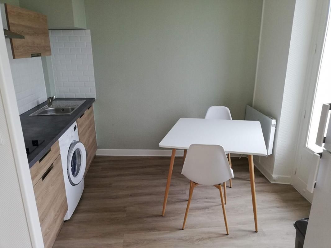 BRIVE-LA-GAILLARDE 30 MIN BRIVE - Souillac Coeur Ville : votre studio de 23m² avec balcon et en parfait état ! 4