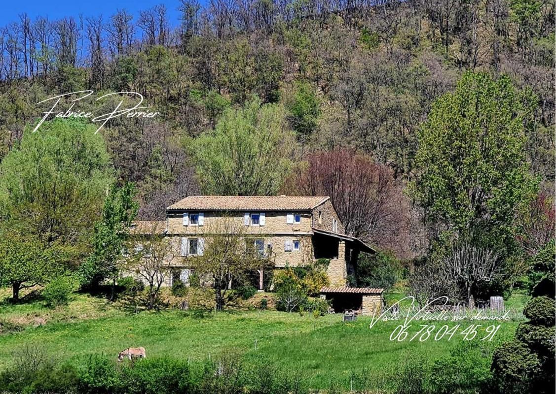 Maison en pierre 200 m2 habitables avec 1hectare 800 de terrain