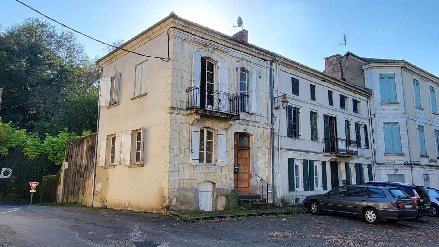 Maison  en pierres de taille  centre ville de Mussidan 3 pièces  70 m2  sur  sous sol