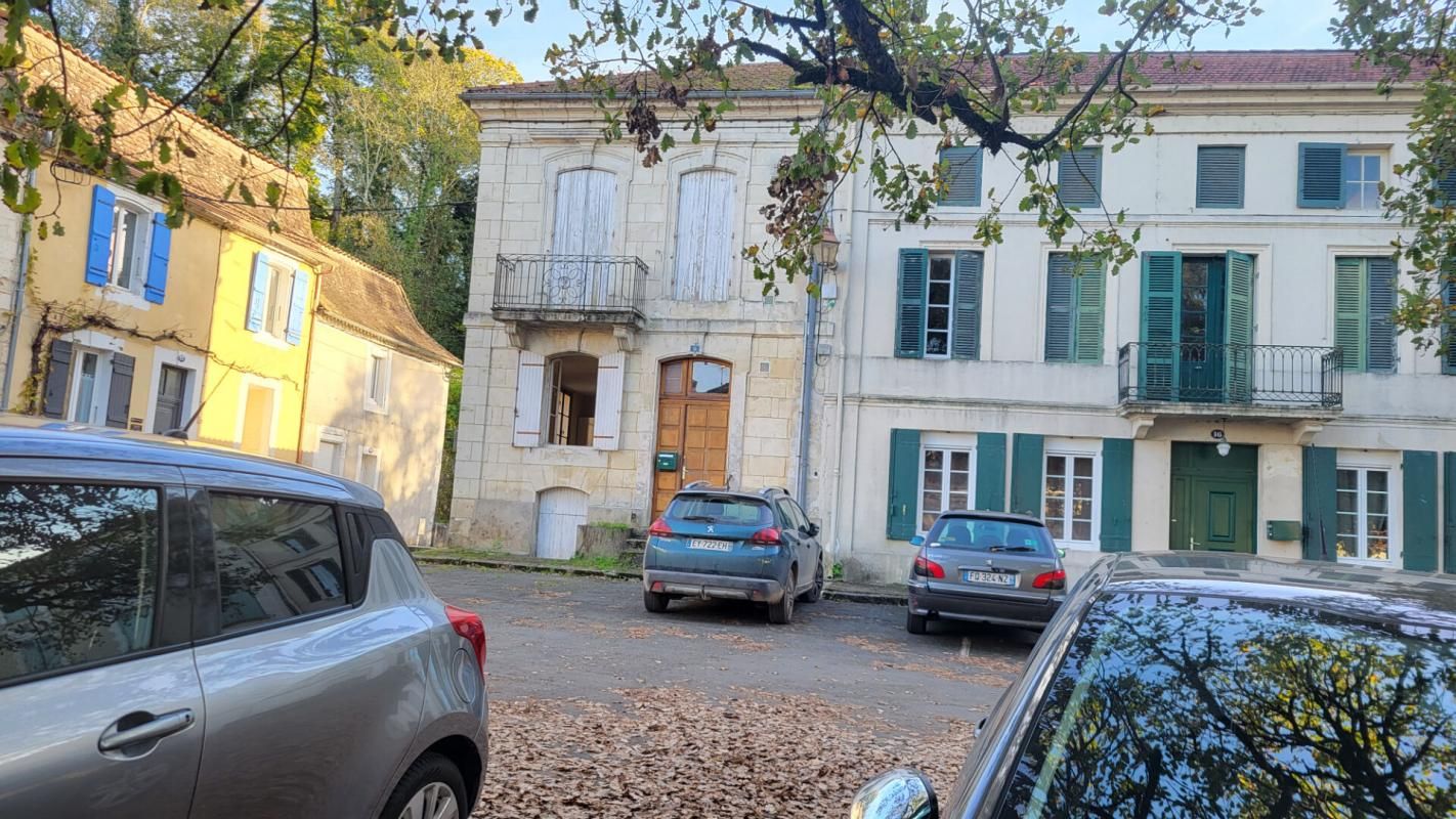 MUSSIDAN Maison  en pierres de taille  centre ville de Mussidan 3 pièces  70 m2  sur  sous sol 3