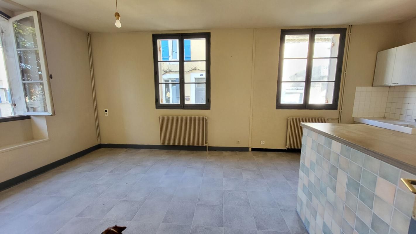 MUSSIDAN Maison  en pierres de taille  centre ville de Mussidan 3 pièces  70 m2  sur  sous sol 4