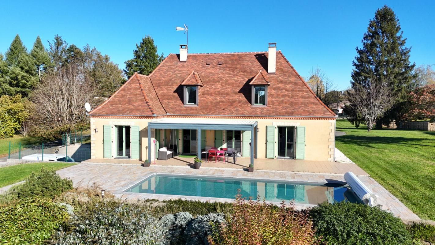 Maison spacieuse avec 4 chambres et piscine