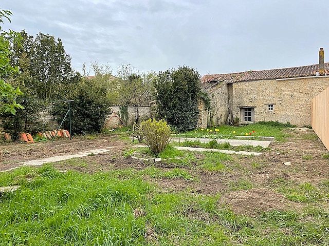 Chai en pierre sur 2 niveaux à réhabiliter Saint Sauveur d'Aunis avec jardin et dépendance