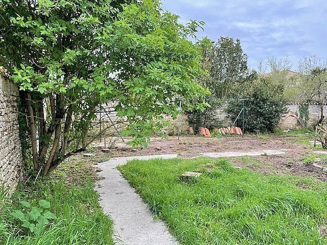 SAINT-SAUVEUR-D'AUNIS Chai en pierre sur 2 niveaux à réhabiliter Saint Sauveur d'Aunis avec jardin et dépendance 4