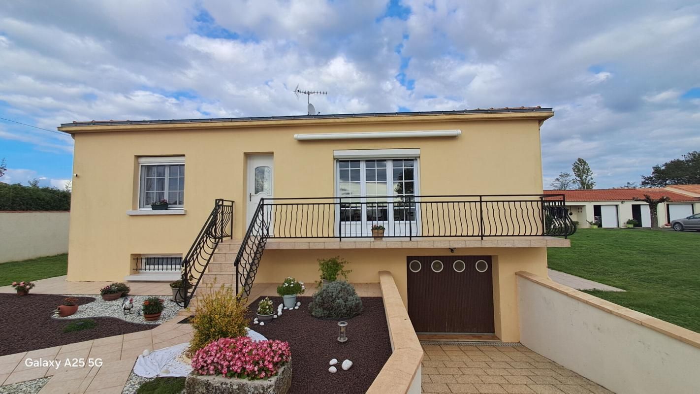 MONTREUIL maison  5 pièce(s) 140m2 ,  3 garages, préau 3