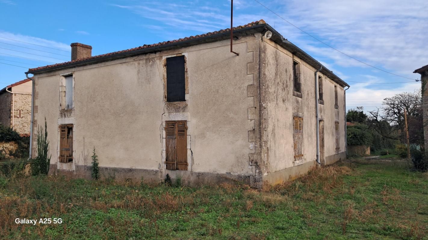 Ancien corps de ferme et annexes au coeur d'un village