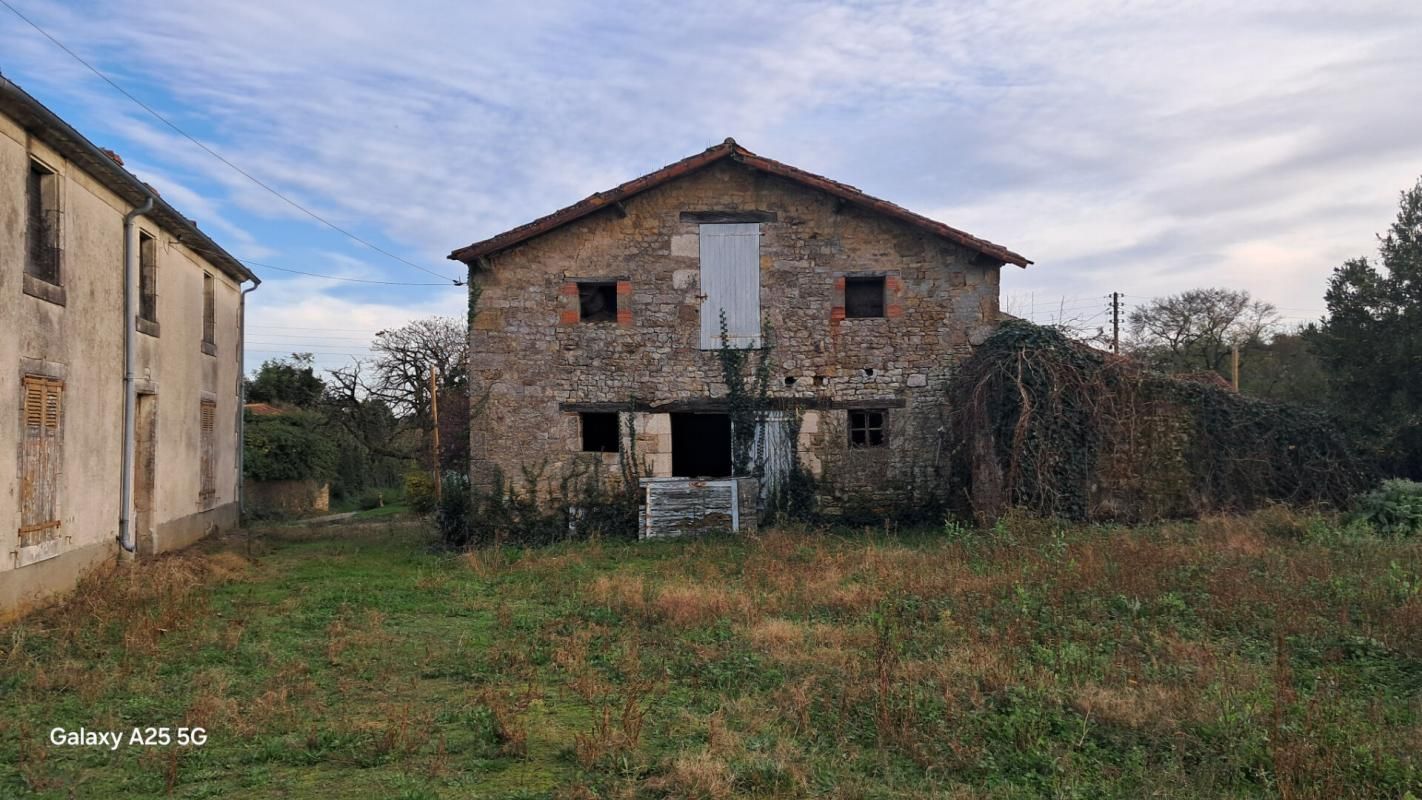 SAINTE-HERMINE Ancien corps de ferme et annexes au coeur d'un village 2