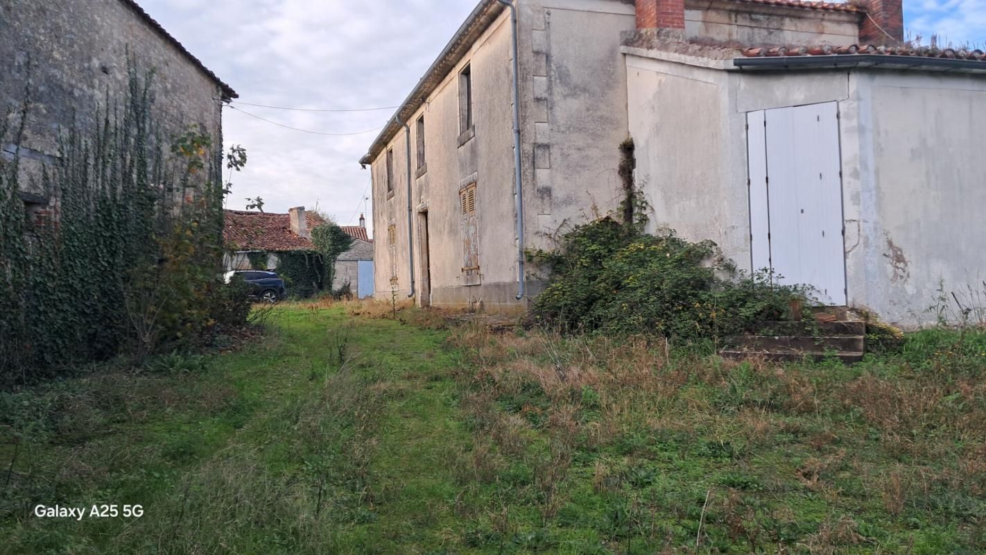 SAINTE-HERMINE Ancien corps de ferme et annexes au coeur d'un village 4