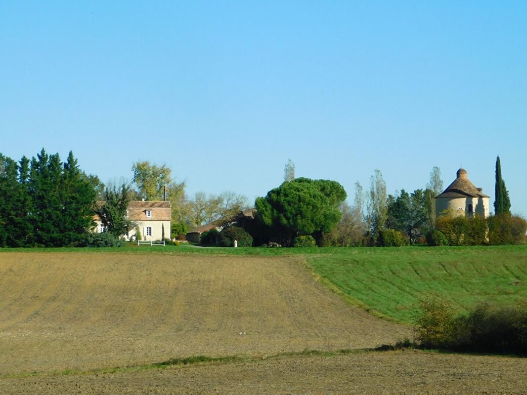 Propriété  rénovée avec pigeonnier et grange en pierres