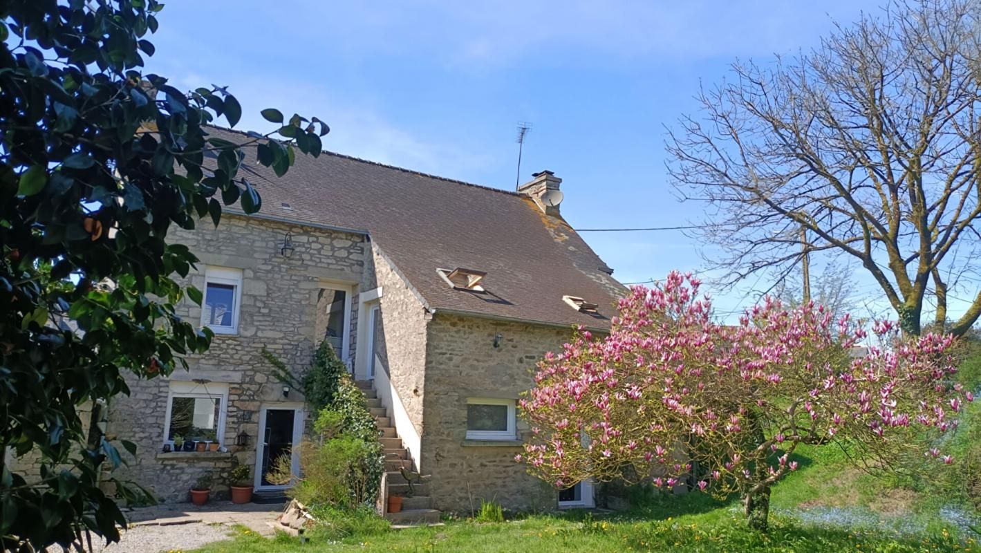 Ensemble de deux maisons d'habitation dont une familiale de 135m² et une seconde de 94m² à rénover