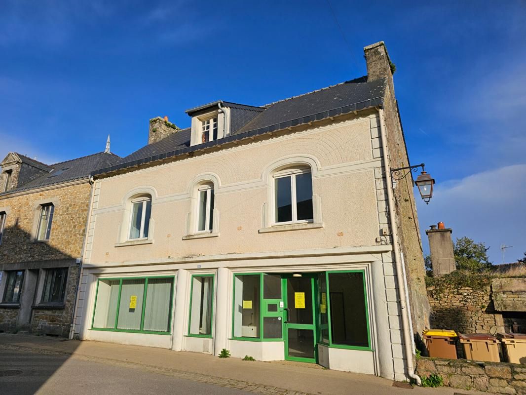 Bâtiment avec Local Commercial et Appartement au Centre-Bourg de Ploërdut