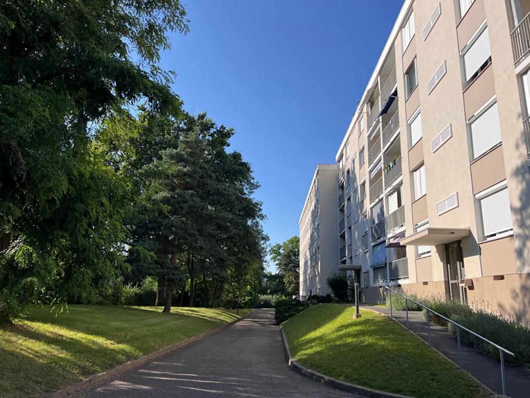 VILLEFRANCHE SUR SAONE. Appartement 4 pièces 3ème étage avec cave et parking, au calme