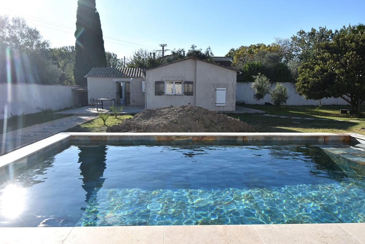 NIMES Mazet avec joli jardin et piscine 4