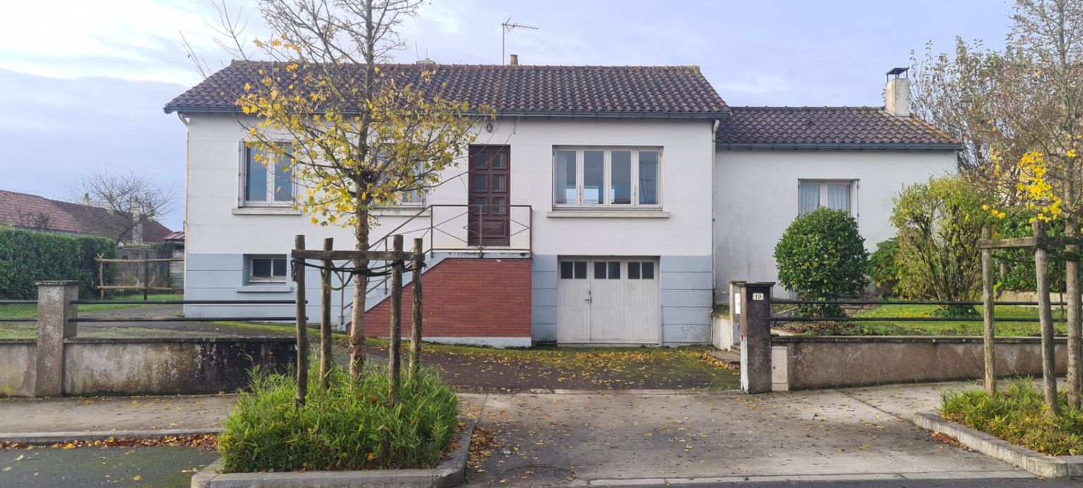 Ensemble immobilier Gétigné 5 P . 3 Chs . 96 M² . Garage . Cave . T 890 M²