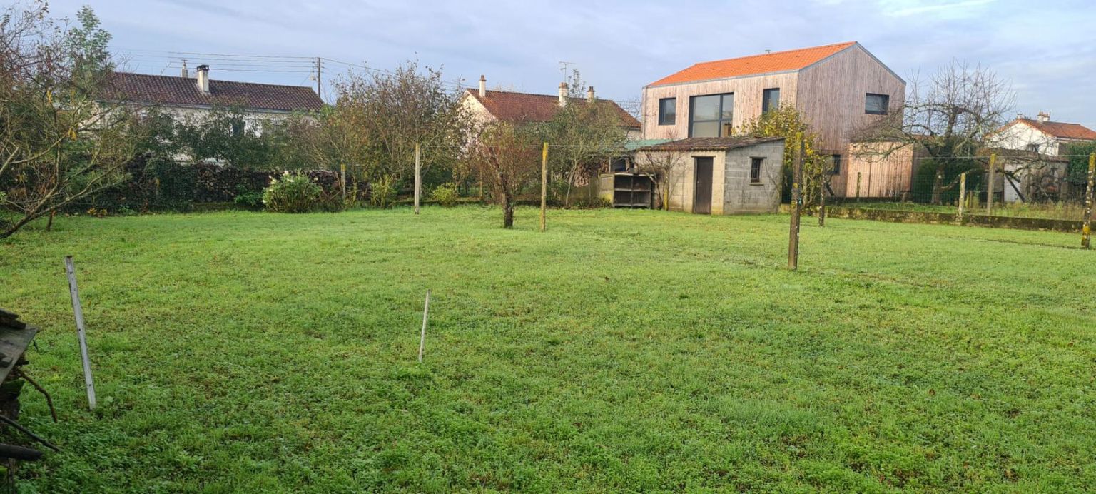 GETIGNE Terrain constructible, en second rideau, à viabiliser de 475 M² 2