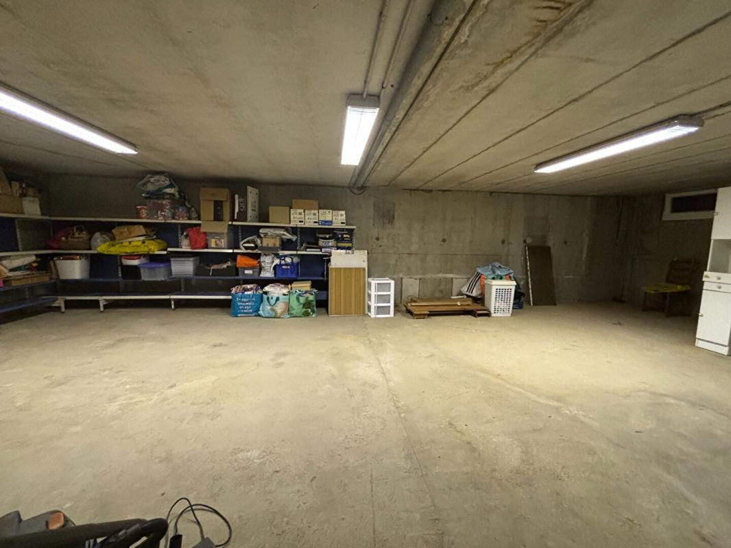 LYON-8E-ARRONDISSEMENT LOCAL /GARAGE - LYON 8 -80 M2 3