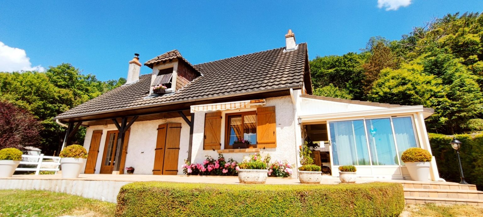 Très belle maison traditionnelle sur les hauteurs de Parigny Les Vaux