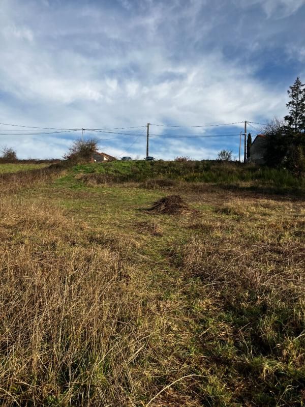 BAZOGES-EN-PAREDS Terrain constructible de 2069 m² en campagne 3