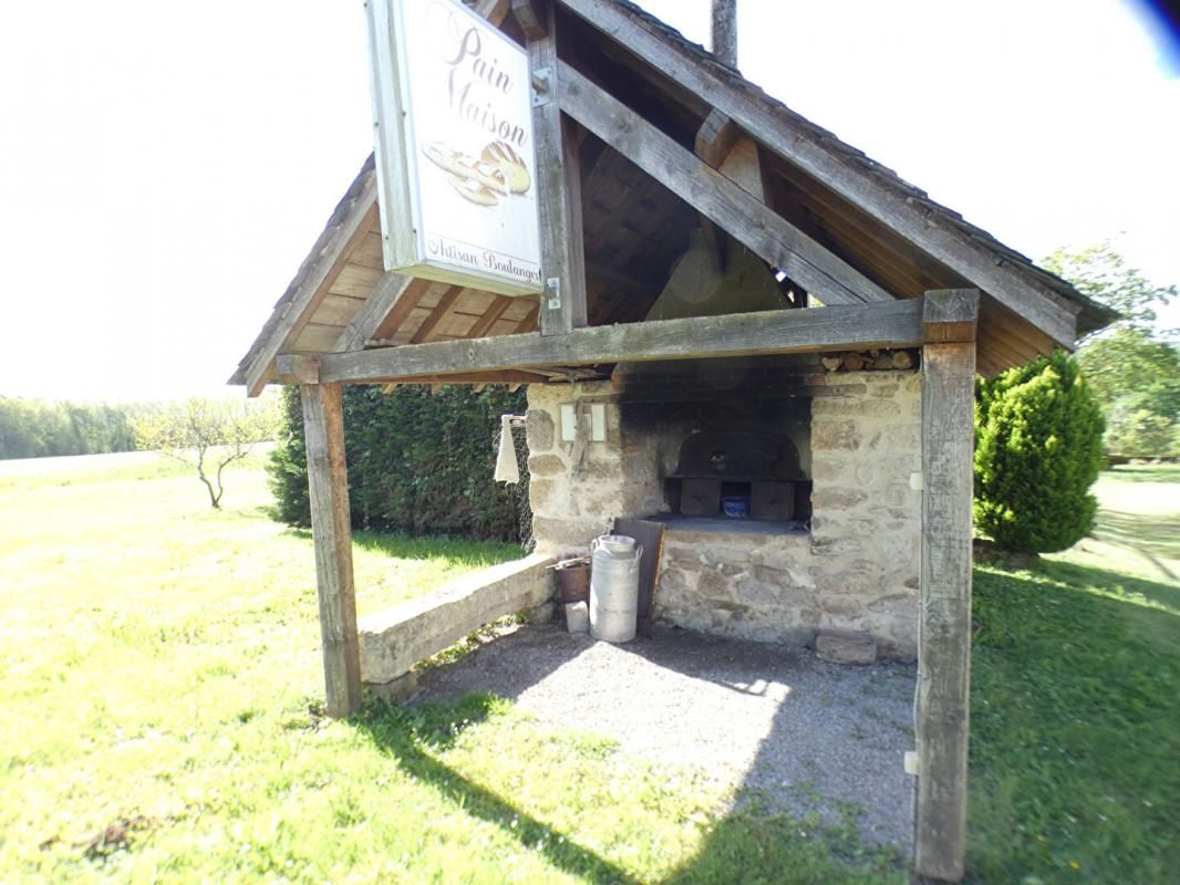 CUBLAC Très belle maison familiale à remettre au goût du jour avec 5 chambres 3